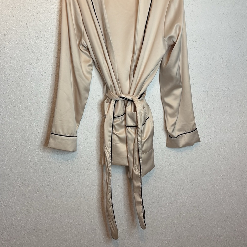 Victoria’s Secret Elegant Cream and Black Robe Size M - Picture 2 of 6